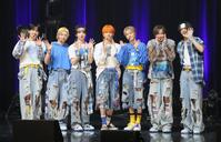 　ほほ笑むａｏｅｎの（左から）優樹、琉楓、颯太、京助、礼央、雅久、輝（撮影・吉澤敬太）