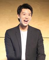 　笑顔を見せる竹内涼真