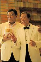 　夢グループ石田社長（左）と橋幸夫