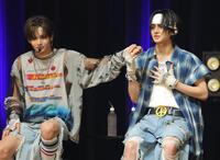 　「ハク」から改名することを発表したａｏｅｎの輝（右）。左は雅久（撮影・吉澤敬太）