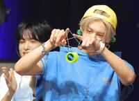 　ヨーヨーで星を作るａｏｅｎの琉楓（撮影・吉澤敬太）