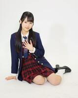　かわいらしくポーズをとるＡＫＢ４８・丸山ひなた（撮影・棚橋慶太）