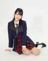 　かわいらしくポーズをとるＡＫＢ４８・丸山ひなた（撮影・棚橋慶太）