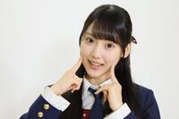 　かわいらしくポーズをとるＡＫＢ４８・丸山ひなた（撮影・棚橋慶太）