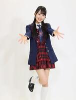 　かわいらしくポーズをとるＡＫＢ４８・丸山ひなた（撮影・棚橋慶太）