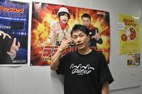 　手で淡路島の形を表現する「淡路島ポーズ」を取る、ますだおかだ・増田英彦