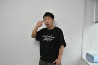 　手で淡路島の形を表現する「淡路島ポーズ」を取る、ますだおかだ・増田英彦