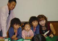 　２００５年１０月、家族総出でサイン会を行った（右から）ハイヒール・モモコと夫・小林政仁さんと３きょうだい＝大阪市内
