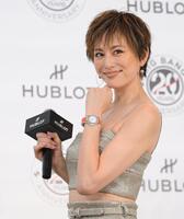 　ウブロ「ビッグ・バン」２０周年記念イベントに登場し、時計を見せる米倉涼子（撮影・伊藤笙子）