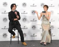 　ウブロ「ビッグ・バン」２０周年記念イベントで過去のドラマ共演を振り返る山﨑賢人（左）と米倉涼子（撮影・伊藤笙子）