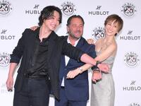 　ウブロ「ビッグ・バン」２０周年記念イベントで時計を見せる（左から）山﨑賢人、ジュリアン・トルナーレＣＥＯ、米倉涼子（撮影・伊藤笙子）