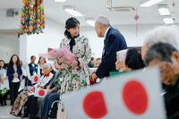 　ブラジル・サンパウロ近郊の老人ホームを訪問し、花束を手にされる秋篠宮家の次女佳子さま＝７日