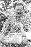　１９７９年６月、名古屋場所番付発表　綱取りがかかる大関・三重ノ海（当時）