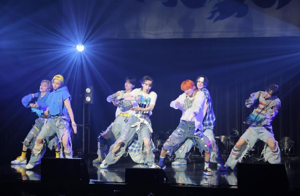 　息の合ったダンスで魅せるａｏｅｎ（撮影・吉澤敬太）