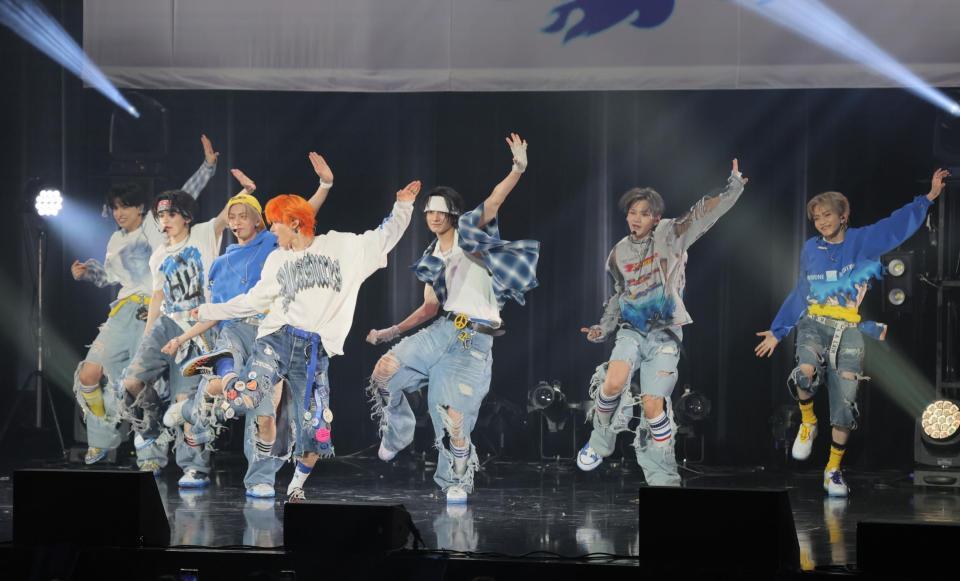 　「青い太陽（Ｔｈｅ　Ｂｌｕｅ　Ｓｕｎ）」を披露するａｏｅｎ（撮影・吉澤敬太）