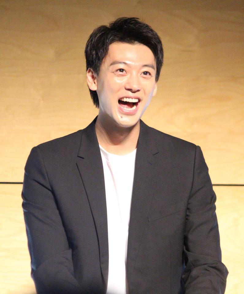 　笑顔を見せる竹内涼真