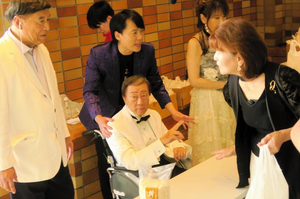 　米販売でファンとふれ合う橋幸夫