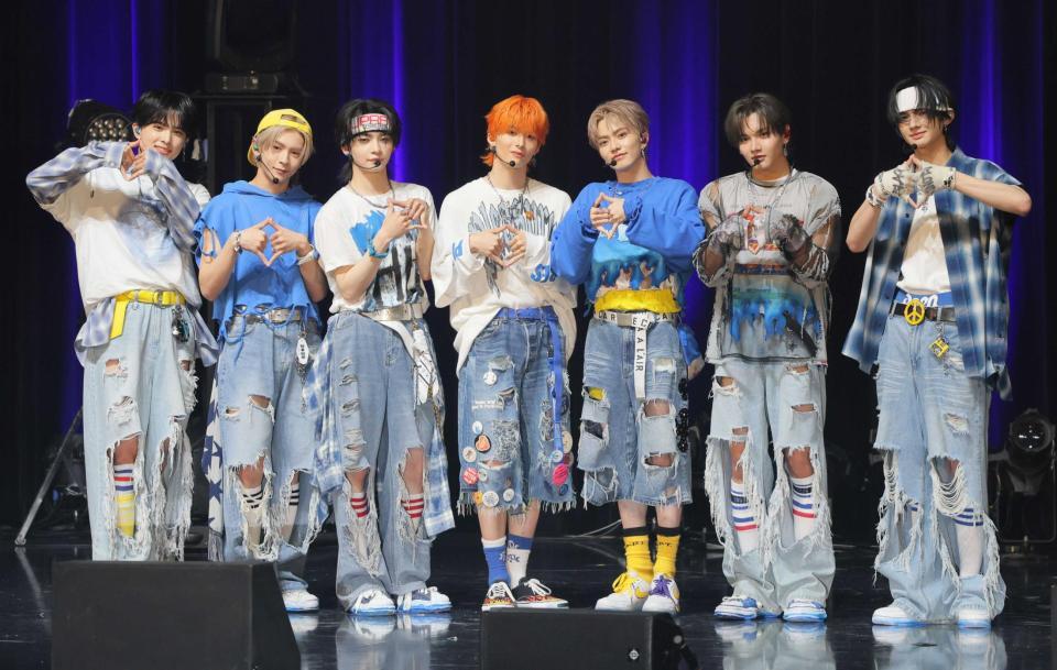 　ａｏｅｎの（左から）優樹、琉楓、颯太、京助、礼央、雅久、輝（撮影・吉澤敬太）