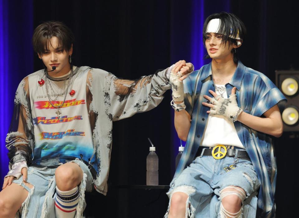 　「ハク」から改名することを発表したａｏｅｎの輝（右）。左は雅久（撮影・吉澤敬太）