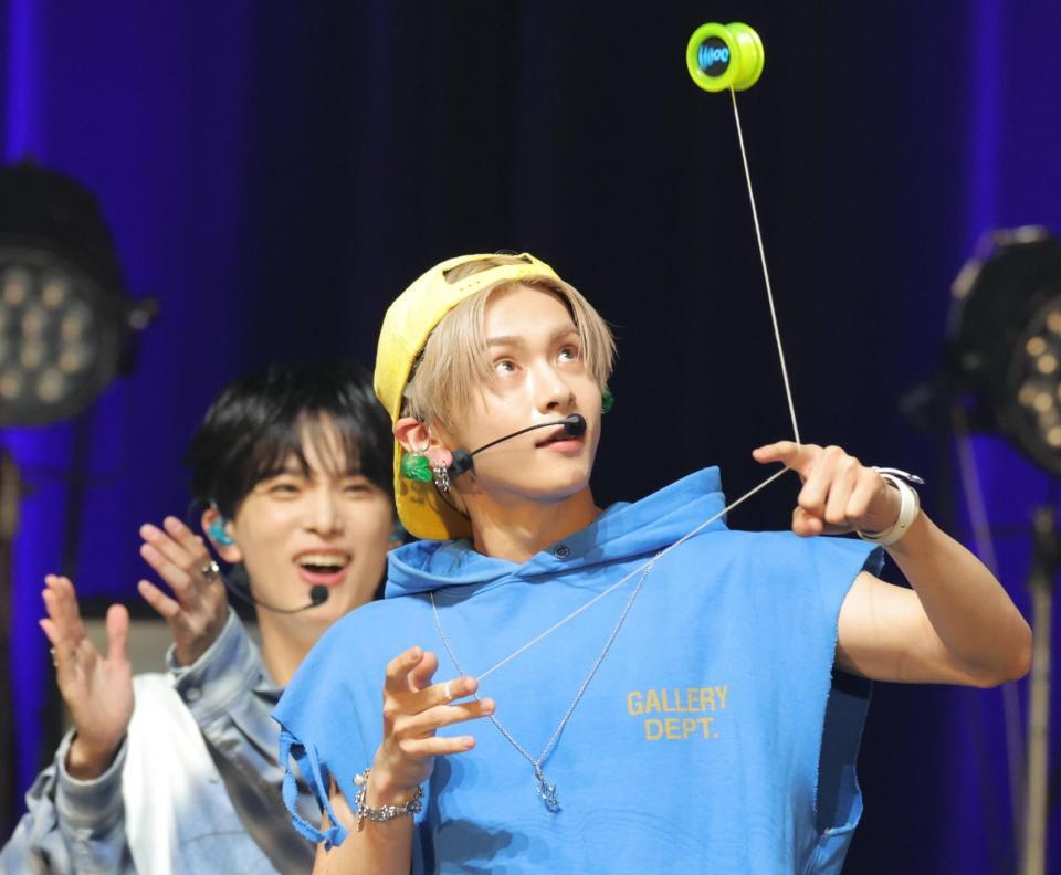 　得意のヨーヨーを披露するａｏｅｎの琉楓（撮影・吉澤敬太）