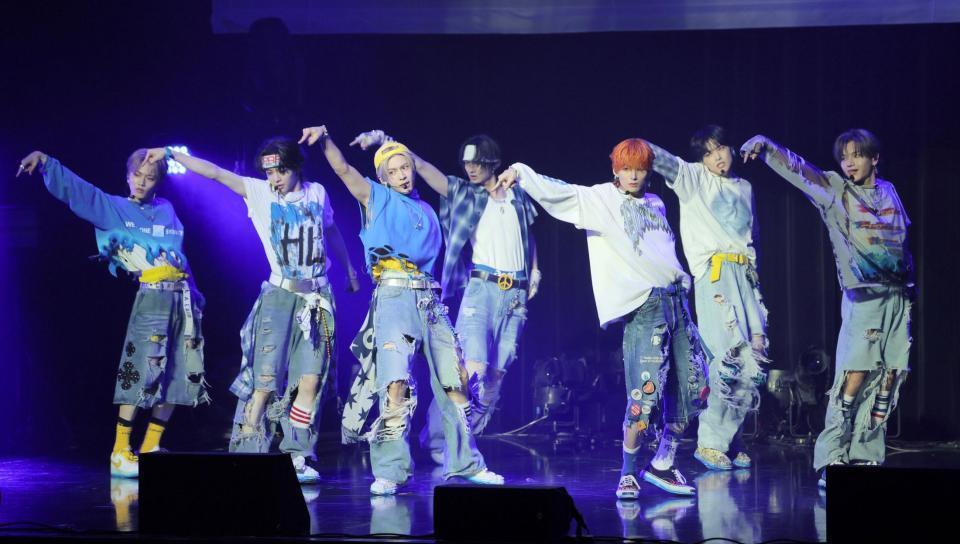 　息の合ったダンスで魅せるａｏｅｎ（撮影・吉澤敬太）