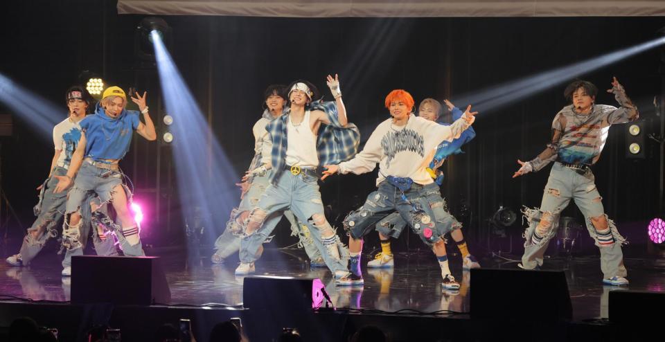 　「青い太陽（Ｔｈｅ　Ｂｌｕｅ　Ｓｕｎ）」を披露するａｏｅｎ（撮影・吉澤敬太）