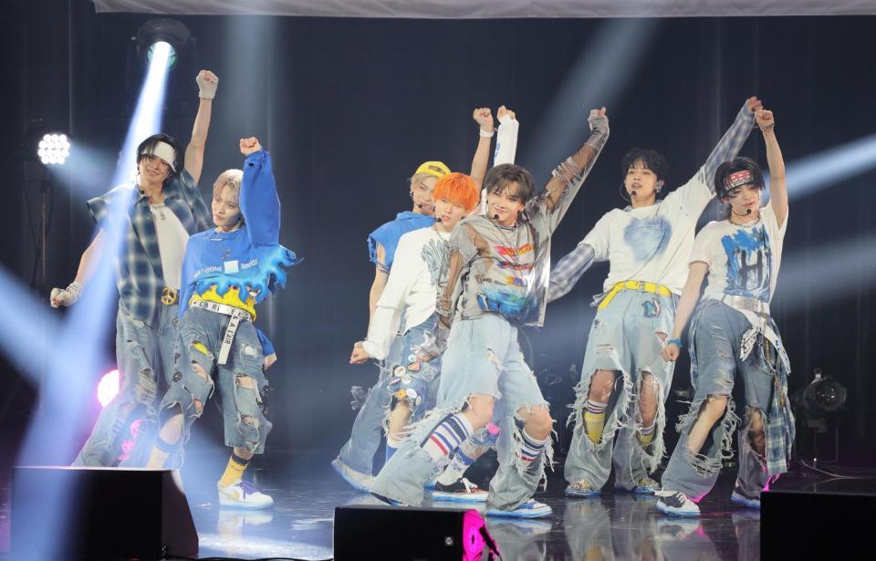 　「青い太陽（Ｔｈｅ　Ｂｌｕｅ　Ｓｕｎ）」を披露するａｏｅｎ（撮影・吉澤敬太）