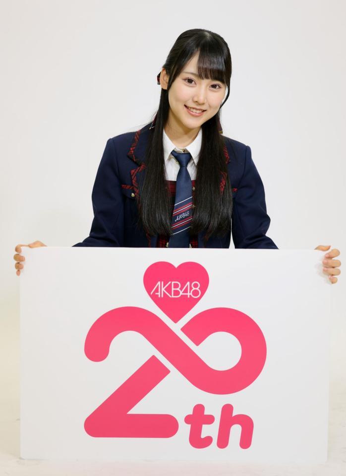　かわいらしくポーズをとるＡＫＢ４８・丸山ひなた（撮影・棚橋慶太）