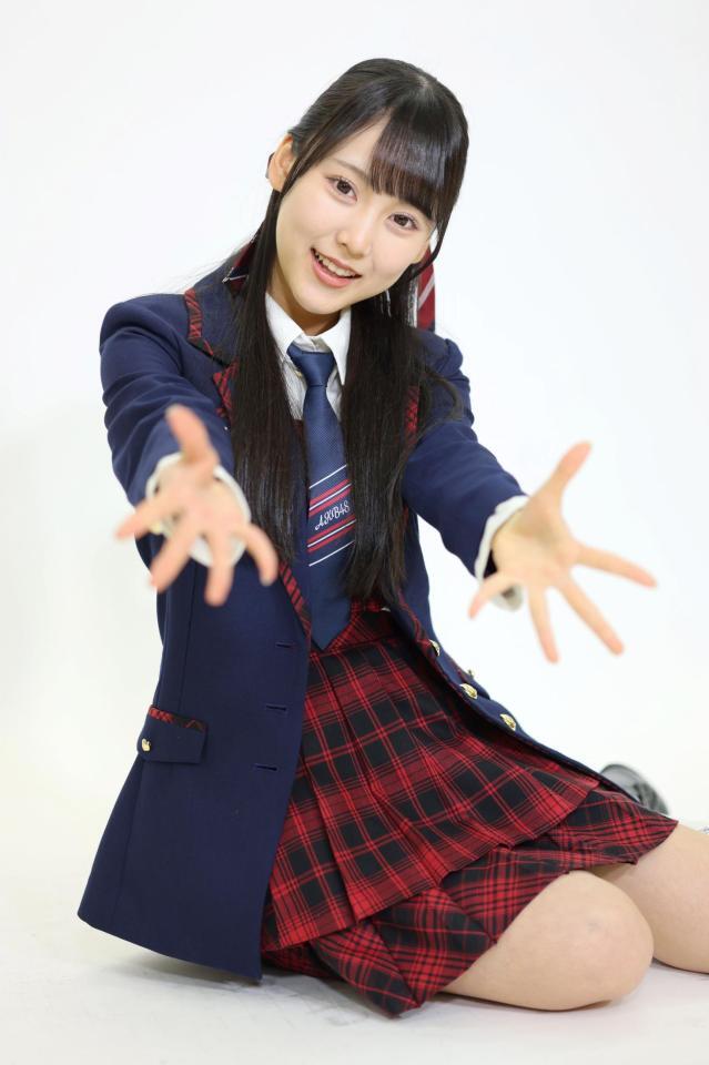 　かわいらしくポーズをとるＡＫＢ４８・丸山ひなた（撮影・棚橋慶太）