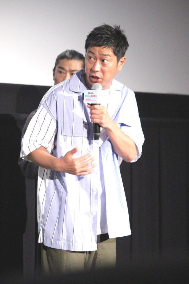 　前に出て必死になるパンサー・尾形貴弘