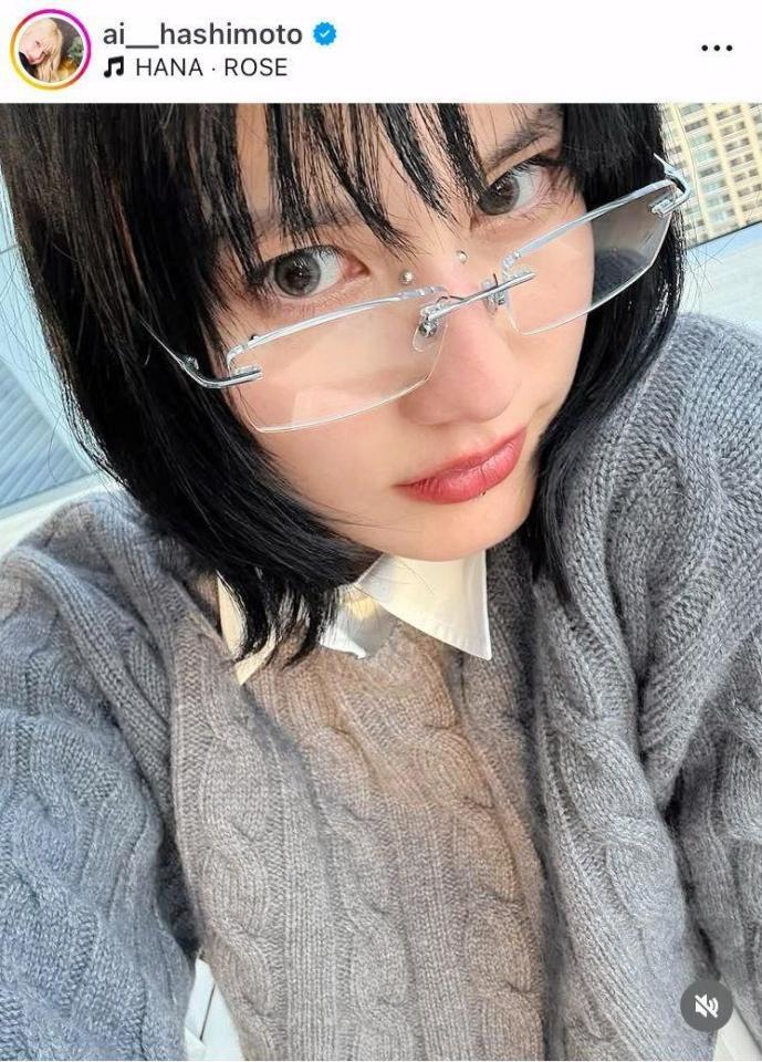 　現実世界でも眼鏡＆鼻ピアスのシール姿が特徴的。橋本愛のインスタグラム＠ａｉ＿＿ｈａｓｈｉｍｏｔｏより
