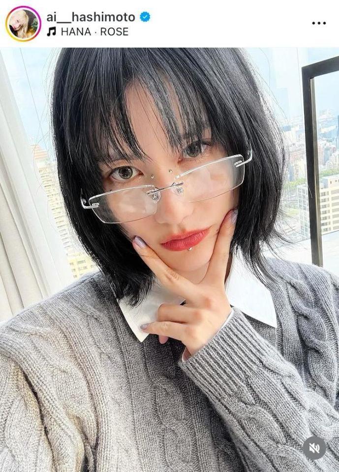 　現実世界でも眼鏡＆鼻ピアス（シール）姿が特徴的。橋本愛のインスタグラム＠ａｉ＿＿ｈａｓｈｉｍｏｔｏより