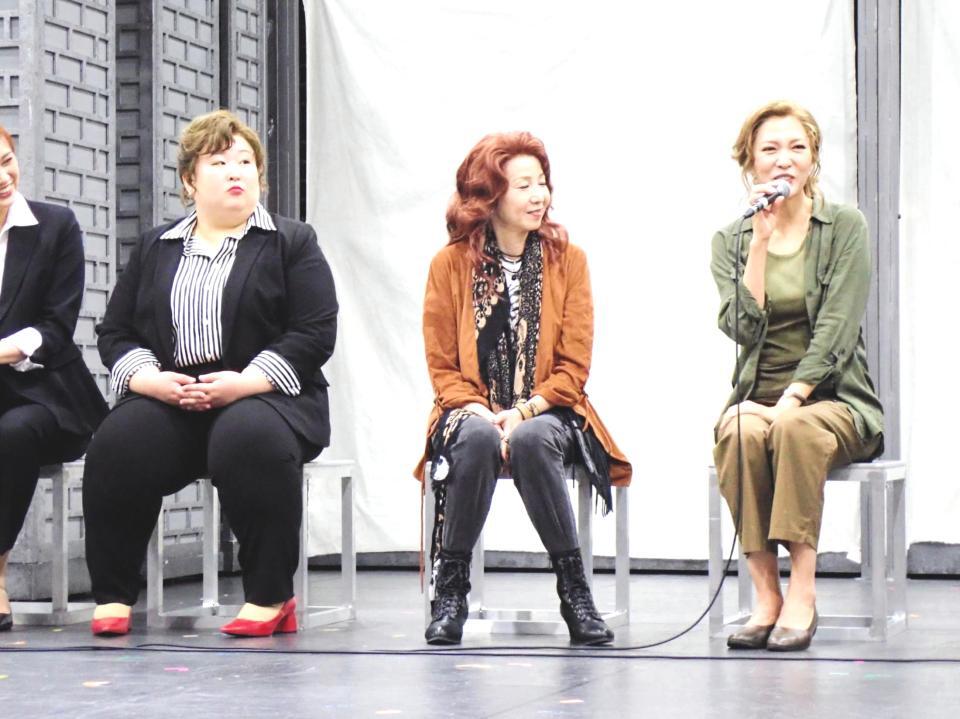 　「ジェイミー」の稽古場お披露目に参加した（左から）３時のヒロイン・かなで、保坂知寿、安蘭けい