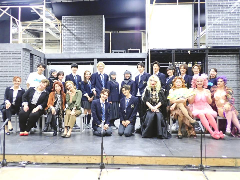 　「ジェイミー」の稽古場お披露目に参加した（前列左から）栗山絵美、３時のヒロイン・かなで、保坂知寿、安蘭けい、三浦宏規、高橋颯、石川禅、岸祐二、泉見洋平、渡辺大輔