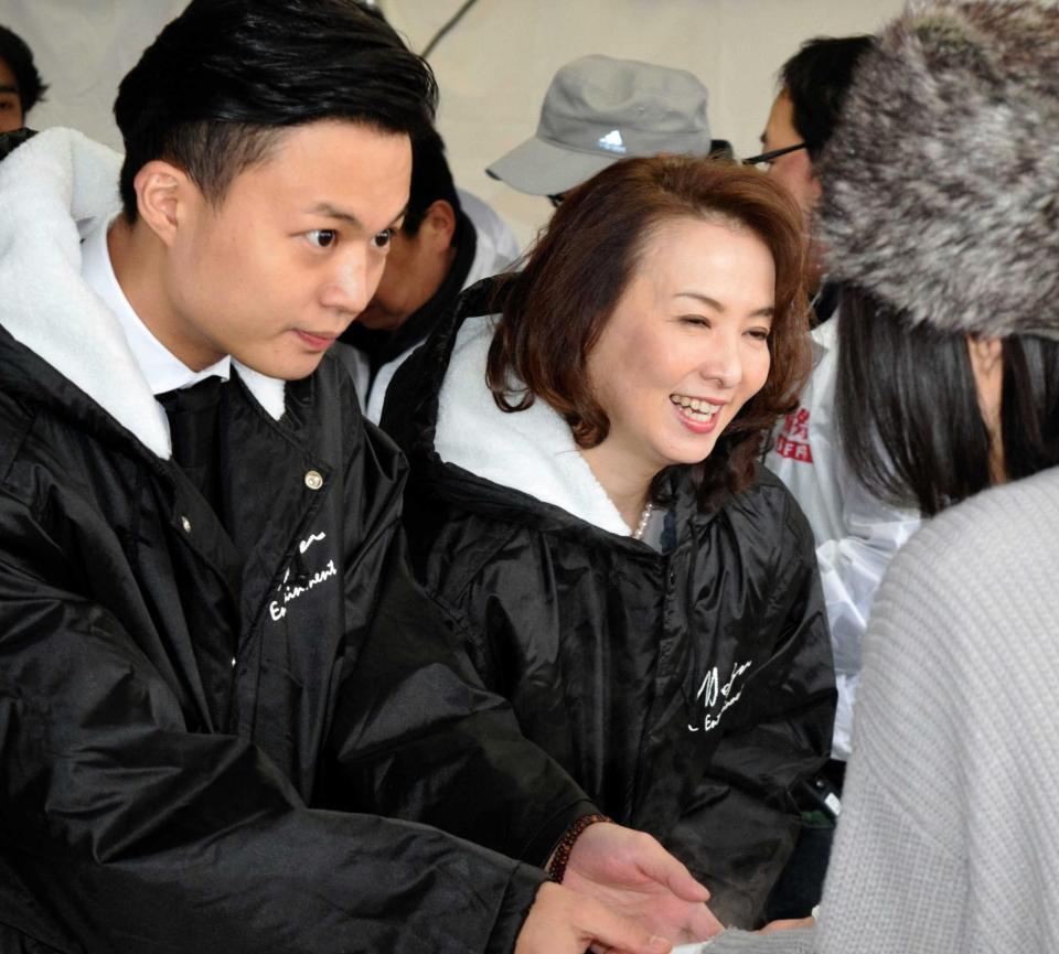 　１８年３月１１日、福島県の野菜を使った塩ちゃんこを振る舞った花田景子さん（右）と長男・花田優一＝ビッグパレットふくしま