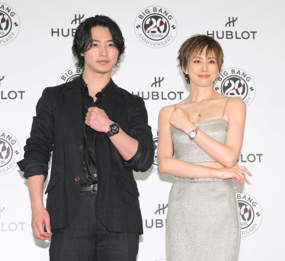 　ウブロ「ビッグ・バン」２０周年記念イベントに登場した山﨑賢人（左）と米倉涼子（撮影・伊藤笙子）