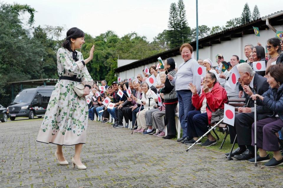 　ブラジル・サンパウロ近郊の老人ホームを訪問された秋篠宮家の次女佳子さま＝７日