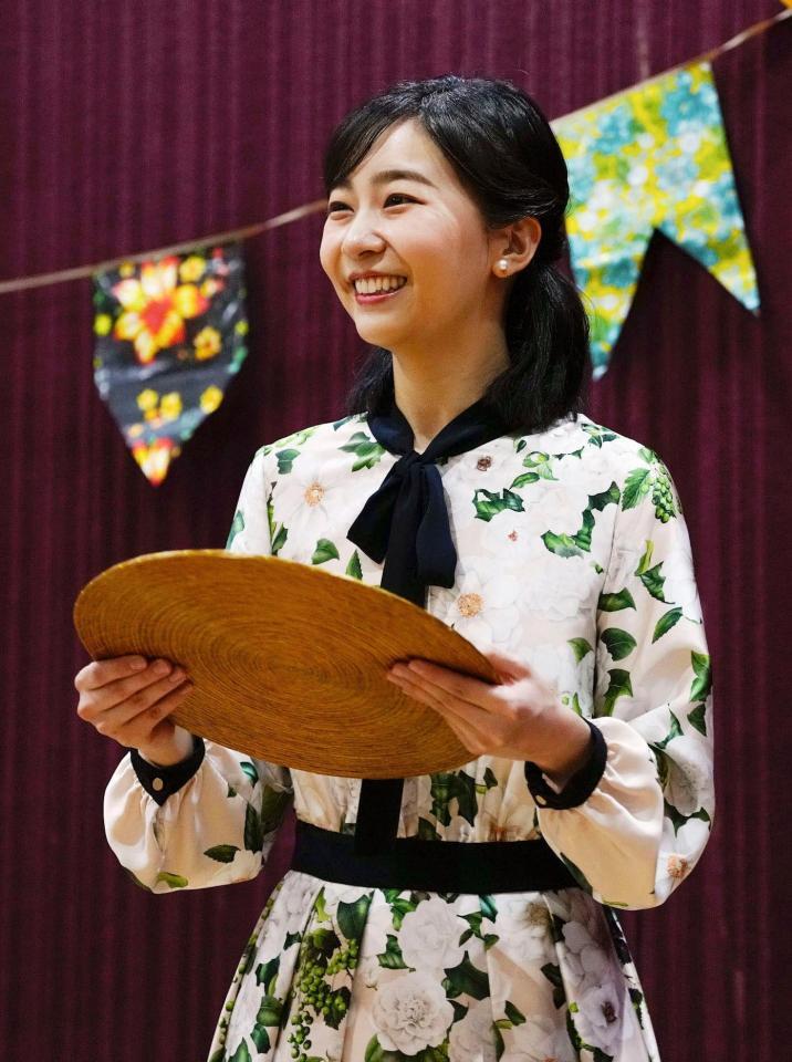 　「松柏・大志万学園」を訪問され、歓迎行事で記念品を受け取られた秋篠宮家の次女佳子さま＝７日