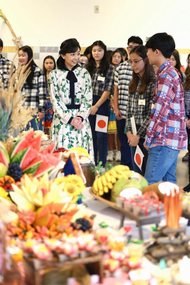 　「松柏・大志万学園」を訪問し、伝統的なお菓子の説明を聞かれる秋篠宮家次女の佳子さま＝７日
