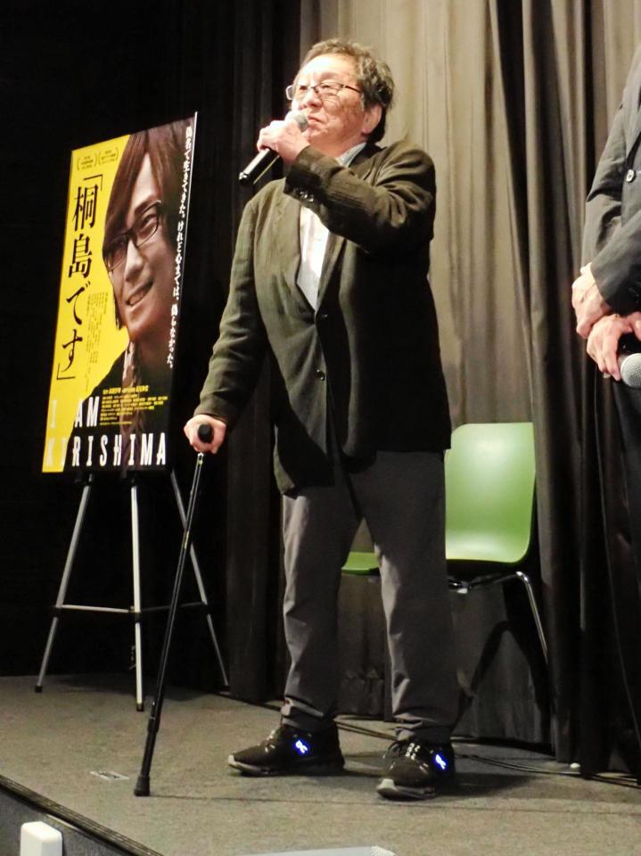 　映画「桐島です」の完成披露上映会で、つえをついて舞台あいさつを行った高橋伴明監督