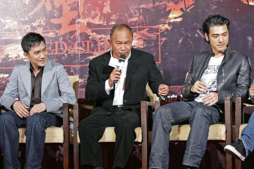 　「レッドクリフ」制作発表に出席した（左から）トニー・レオン、ジョン・ウー監督、金城武＝中国・北京