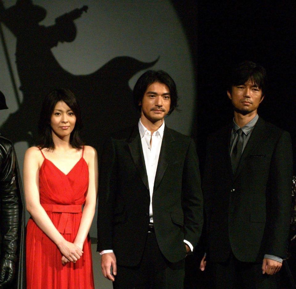 ０８年８月。（左から）松たか子、金城武、仲村トオル＝都内