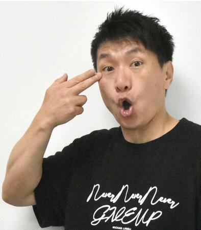 　手で淡路島の形を表現する「淡路島ポーズ」を決めるますだおかだ・増田英彦