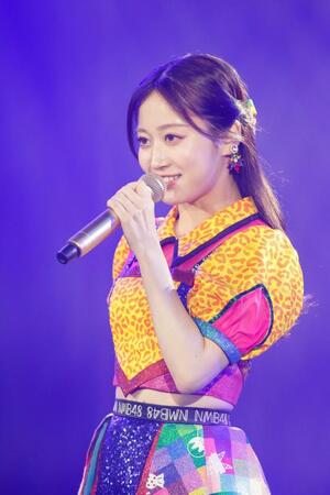 　劇場公演で熱唱するＮＭＢ４８・川上千尋