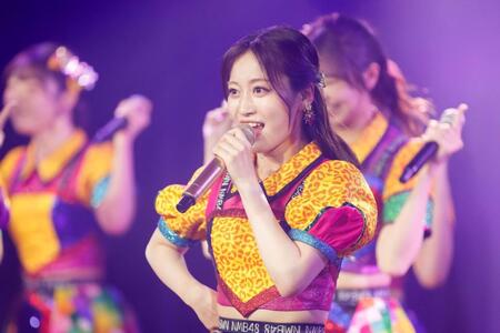 　劇場公演で熱唱するＮＭＢ４８・川上千尋