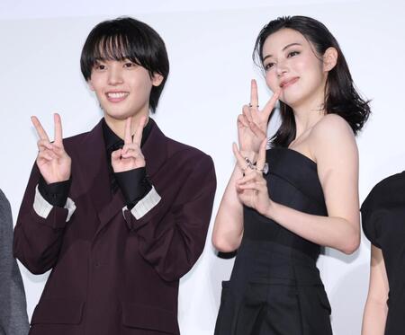 　ピースサインする阿達慶（左）と池田エライザ（撮影・棚橋慶太）