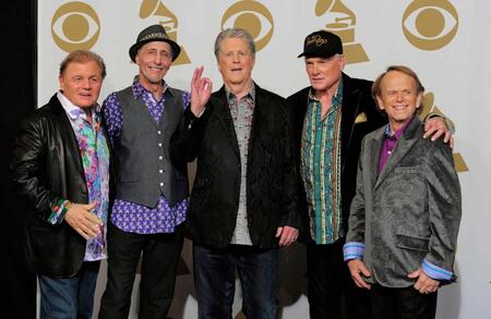 　米グラミー賞の舞台裏に登場したビーチ・ボーイズのブライアン・ウィルソンさん（中央）とメンバー＝２０１２年（ＡＰ＝共同）
