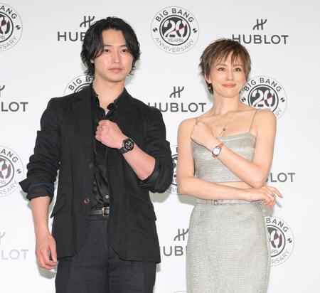 　ウブロ「ビッグ・バン」２０周年記念イベントに登場した山﨑賢人（左）と米倉涼子（撮影・伊藤笙子）