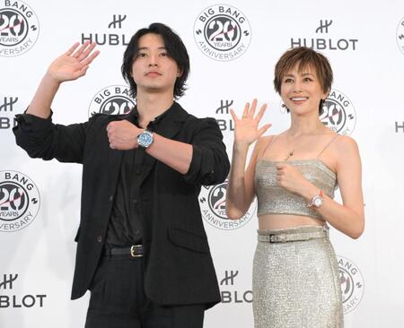 　高級時計を披露する山﨑賢人（左）と米倉涼子（撮影・伊藤笙子）