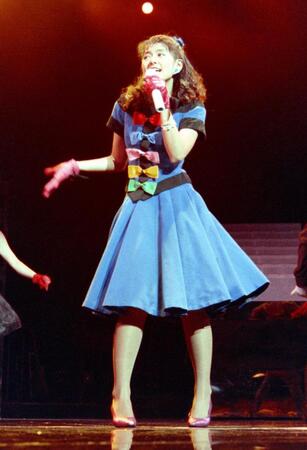 　１９８９年サマーコンサートで歌う南野陽子